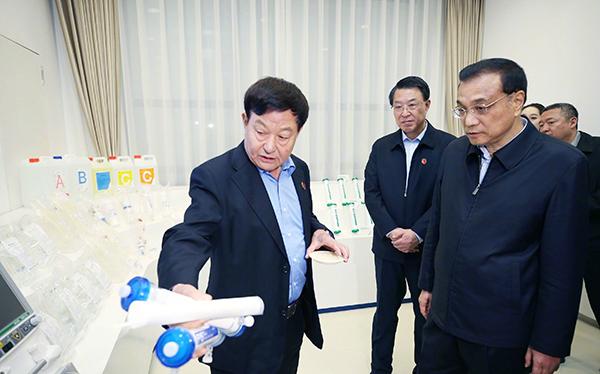 李克強總理考察山東期間赴威高集團調研醫療器械產業 李克強總理考察山東期間赴威高集團調研醫療器械產業
