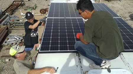 沙漠化地区让校车变成移动太阳能脱盐装置净化地下水