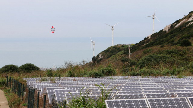 由华东院设计的国电东福山岛风光储柴及海水淡化综合系统工程设计安装7台单机容量30kW的风力发电机组、100kWp的光伏发电系统、1台200kW柴油发电机及一套50立方米/日海水淡化系统，总装机容量510kW，并设有蓄电池组调节。