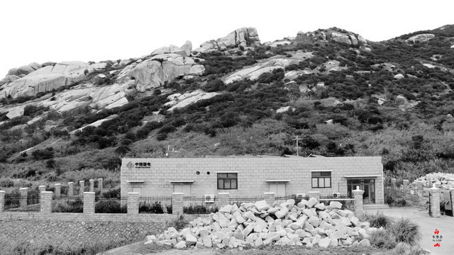 由华东院设计的国电东福山岛风光储柴及海水淡化综合系统工程设计安装7台单机容量30kW的风力发电机组、100kWp的光伏发电系统、1台200kW柴油发电机及一套50立方米/日海水淡化系统，总装机容量510kW，并设有蓄电池组调节。