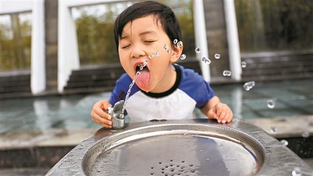 可爱的小朋友正畅快地喝着直饮水