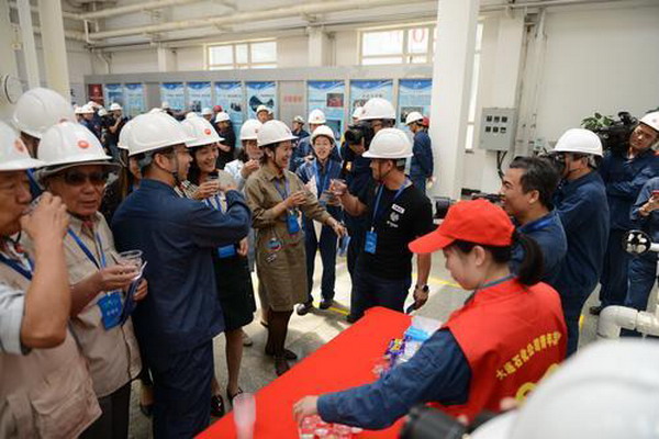 参观者在大连石化海水淡化装置车间品尝淡化水